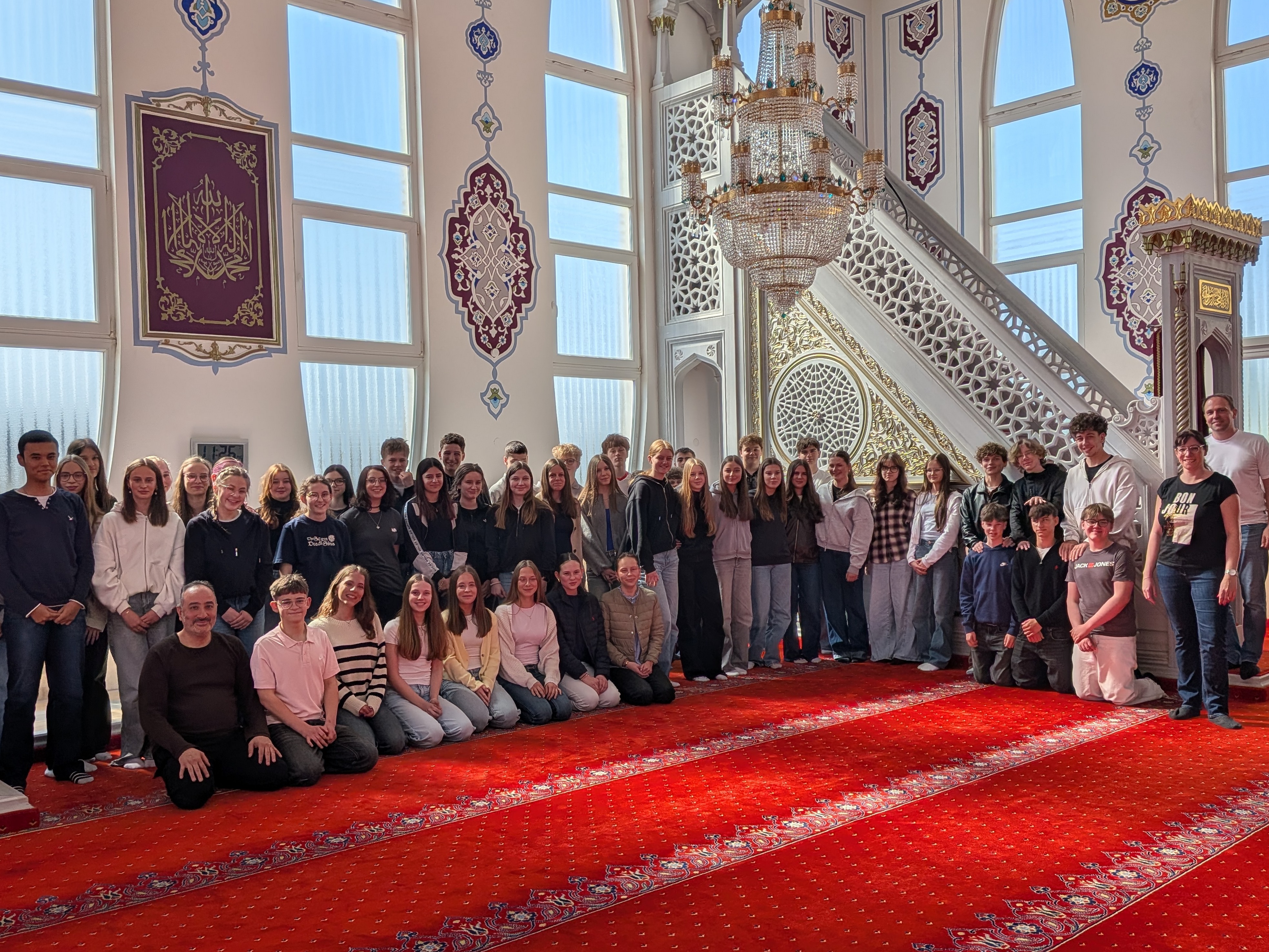 Für die meisten Schülerinnen und Schüler eine fremde Welt: Die Klassen 8 in der Moschee Neckarsulm. BILD_MOSCHEE_002.jpg